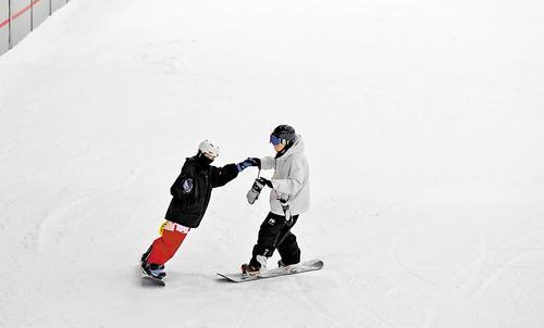 7月6日，来自北京的滑雪爱好者在深国际·正定热雪奇迹室内滑雪场滑雪。 本报记者 史晟全摄