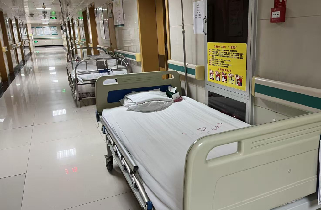 7月4日夜，医院儿科病房已满，过道里已经加了四张床。