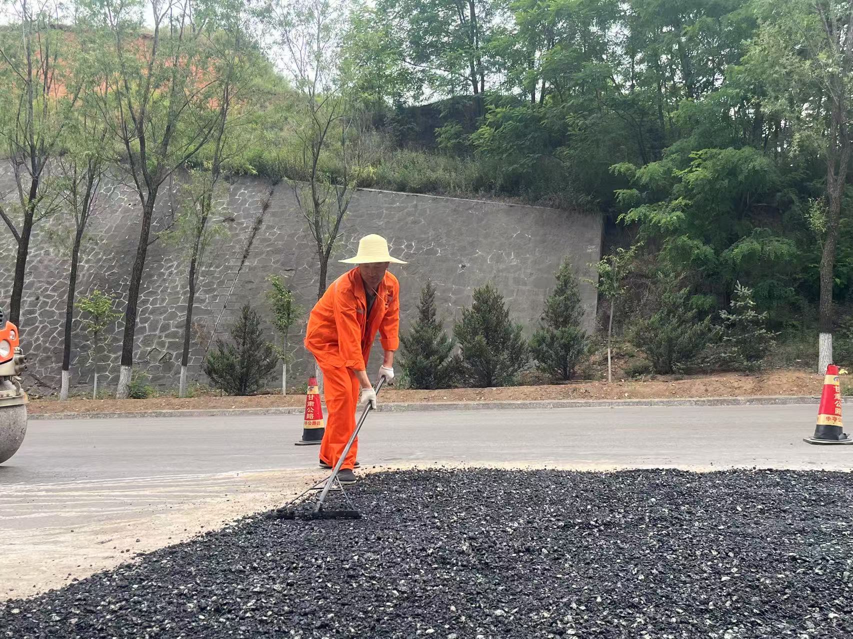 华亭公路守护者不惧“烤”验　“汗”卫城市通行环境