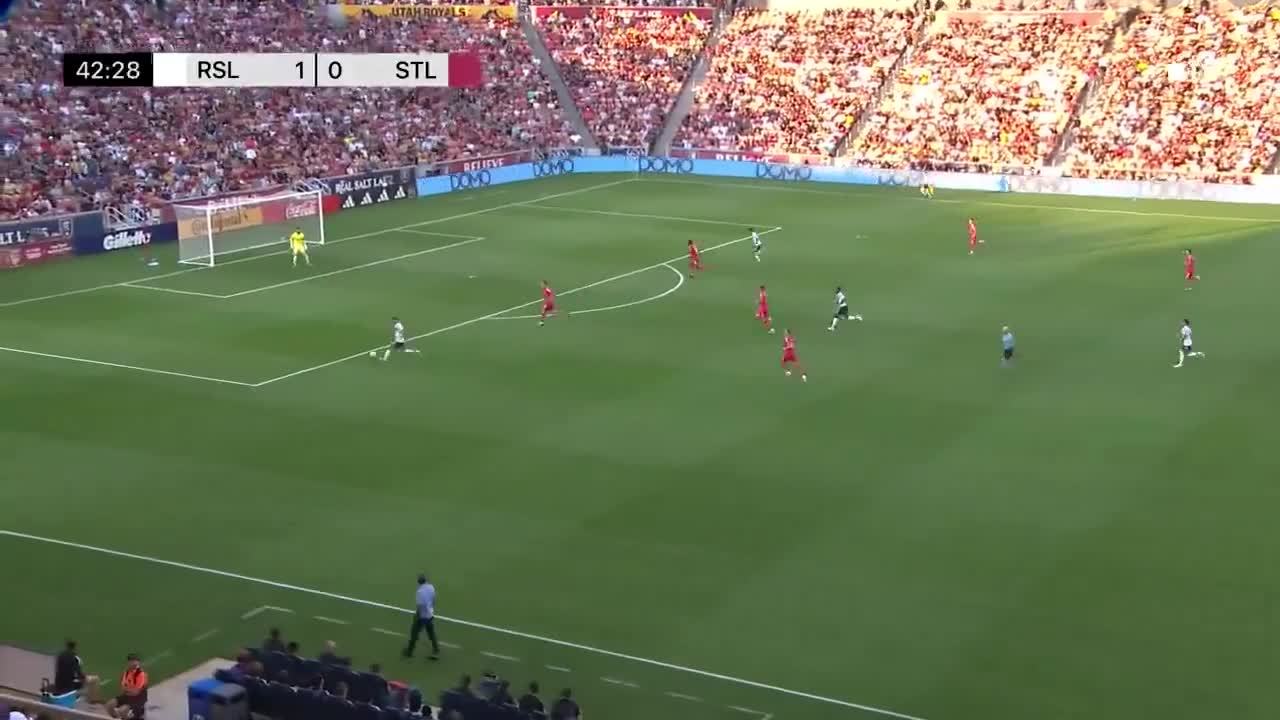 致敬若塔，前队友贡萨尔维斯美职联进球后做出按手柄庆祝动作