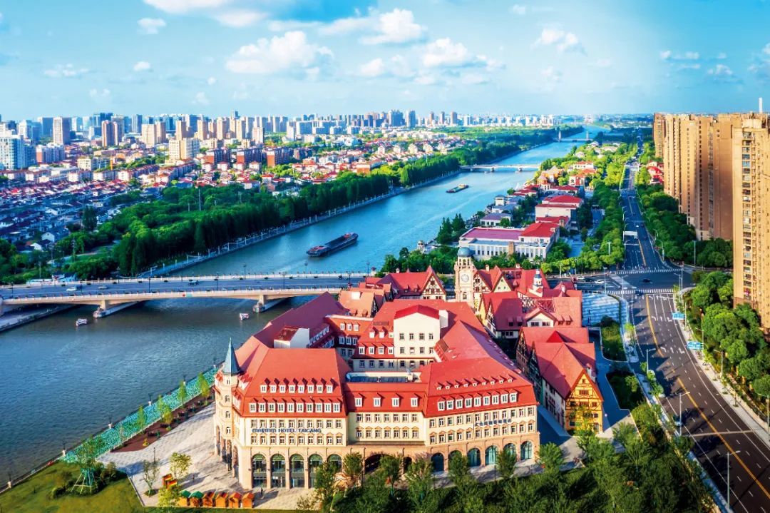 上图：太仓罗腾堡啤酒节。下图：罗腾堡风情街。