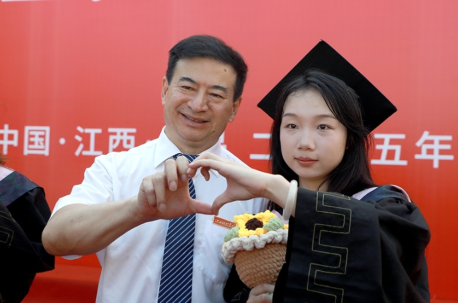 学校创办人于果与毕业生合影。