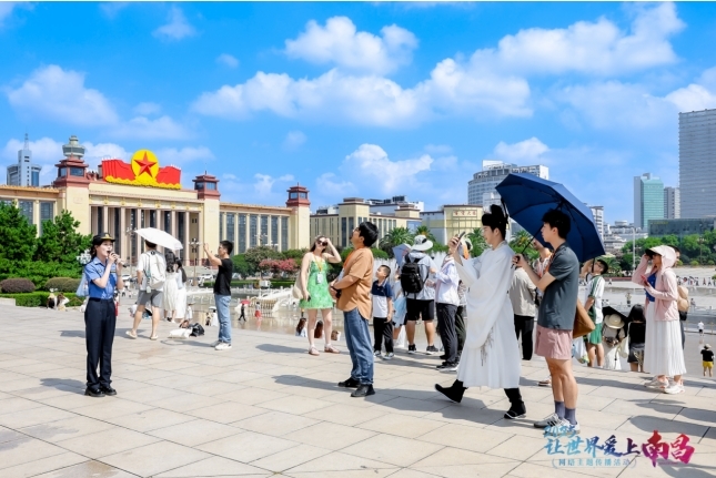 2025“讓世界愛上南昌”｜八一廣場(chǎng)：紅色基因綻放新時(shí)代熱情