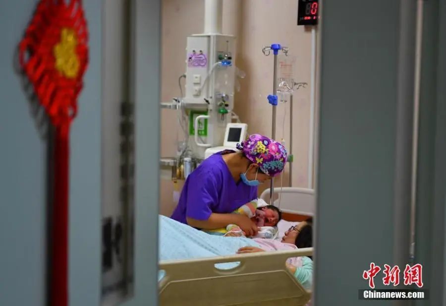 资料图：新年宝宝在医院降生。