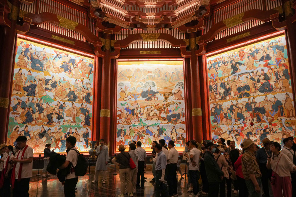 游客在山东曲阜尼山圣境参观（2025年5月21日摄）。曲阜围绕尼山打造儒学文化体验项目，迎接八方宾客。