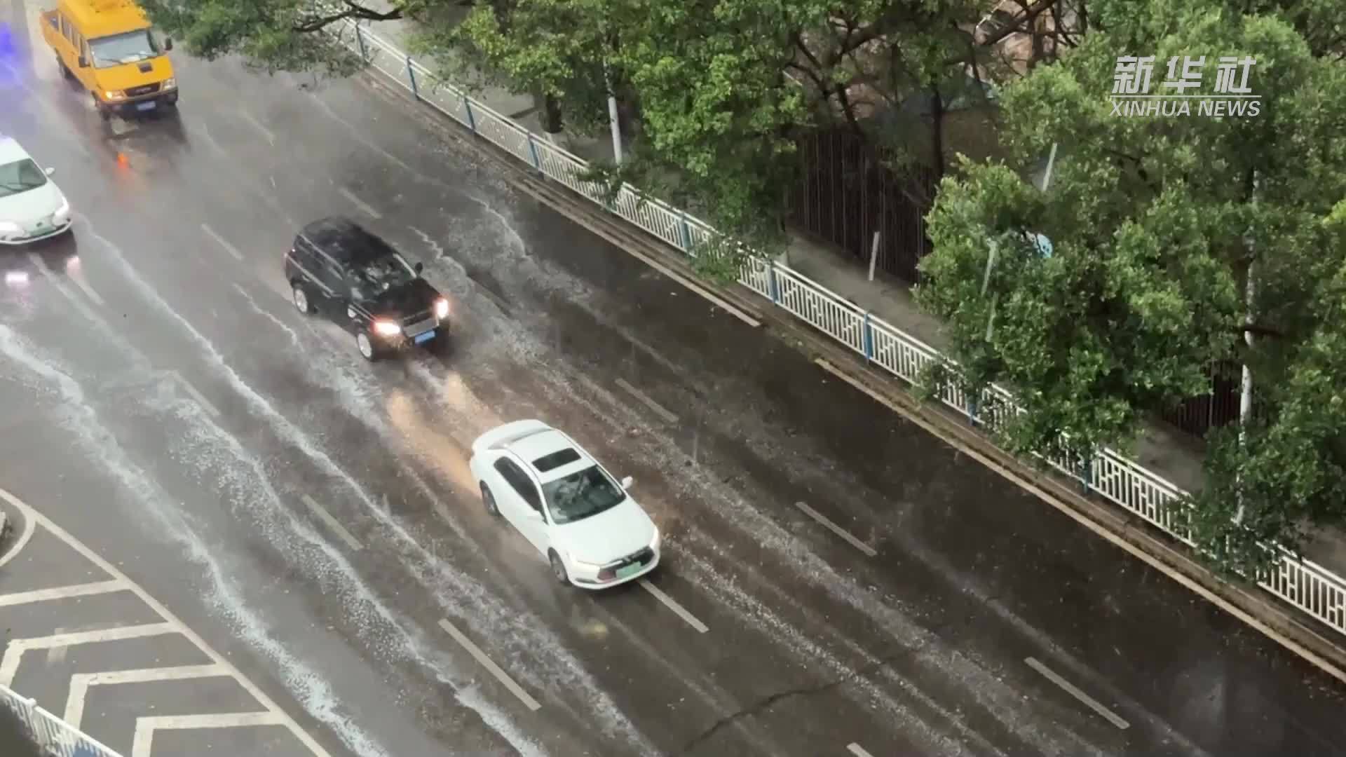 重庆多地降下特大暴雨 多部门联动守护人民群众生命财产安全