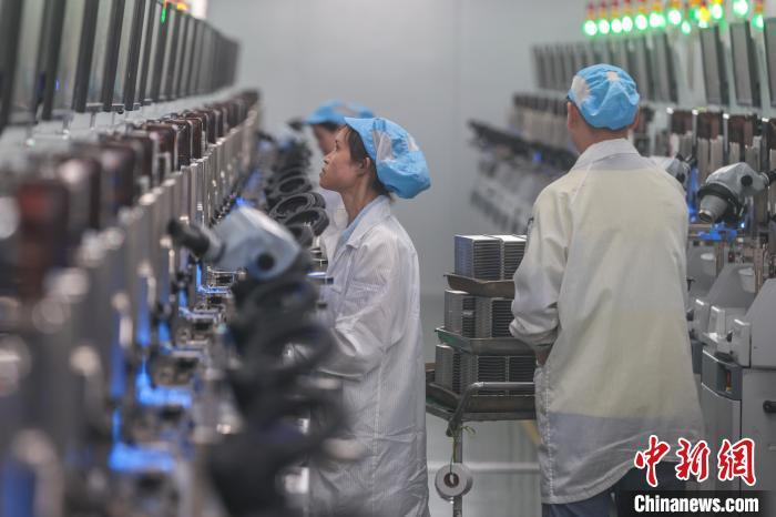 7月9日，江西省吉安市某公司工作人员在LED封装车间内进行作业。刘力鑫 摄