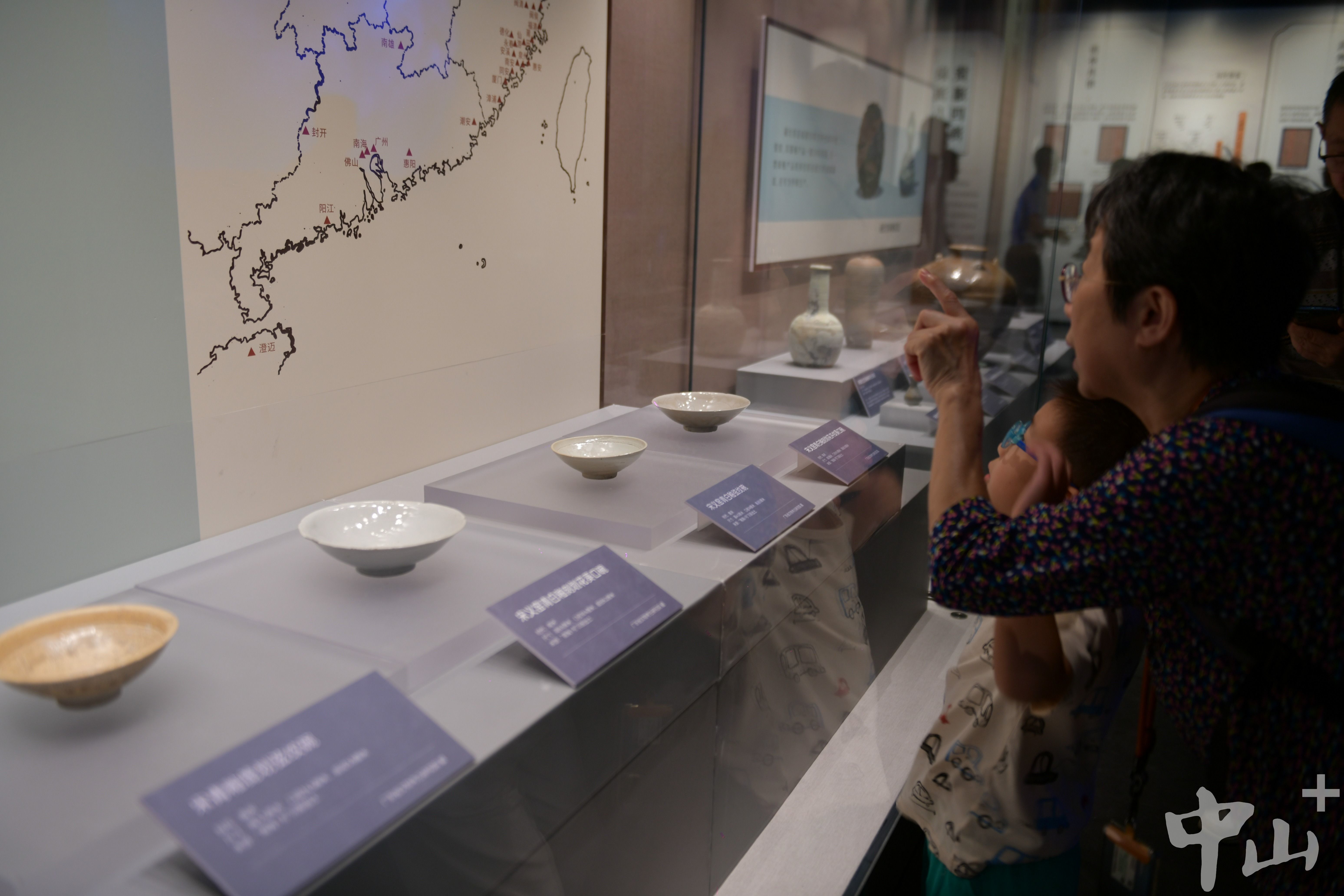 本次特展中，200余件（套）“南海Ⅰ号”出水文物及广州地区出土精品首次在中山展出。（王云 摄）