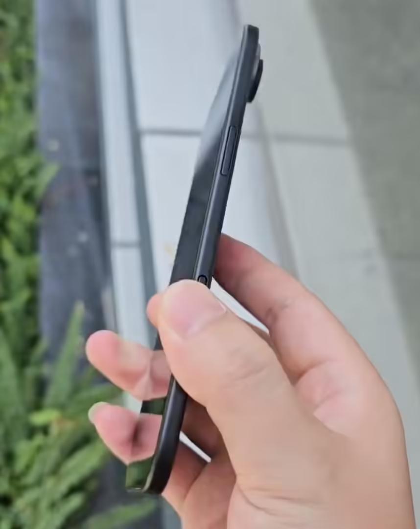 苹果最薄iPhone17Air机模上手:引领轻薄手机新趋势