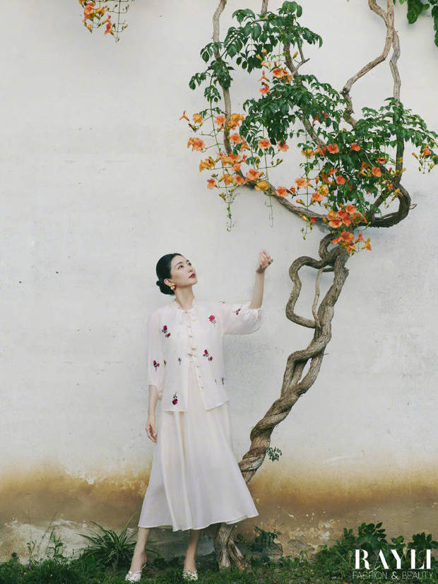 搜狐娱乐讯 7月8日，江疏影穿中式绣花裙登杂志，清新温婉尽显东方韵味。
