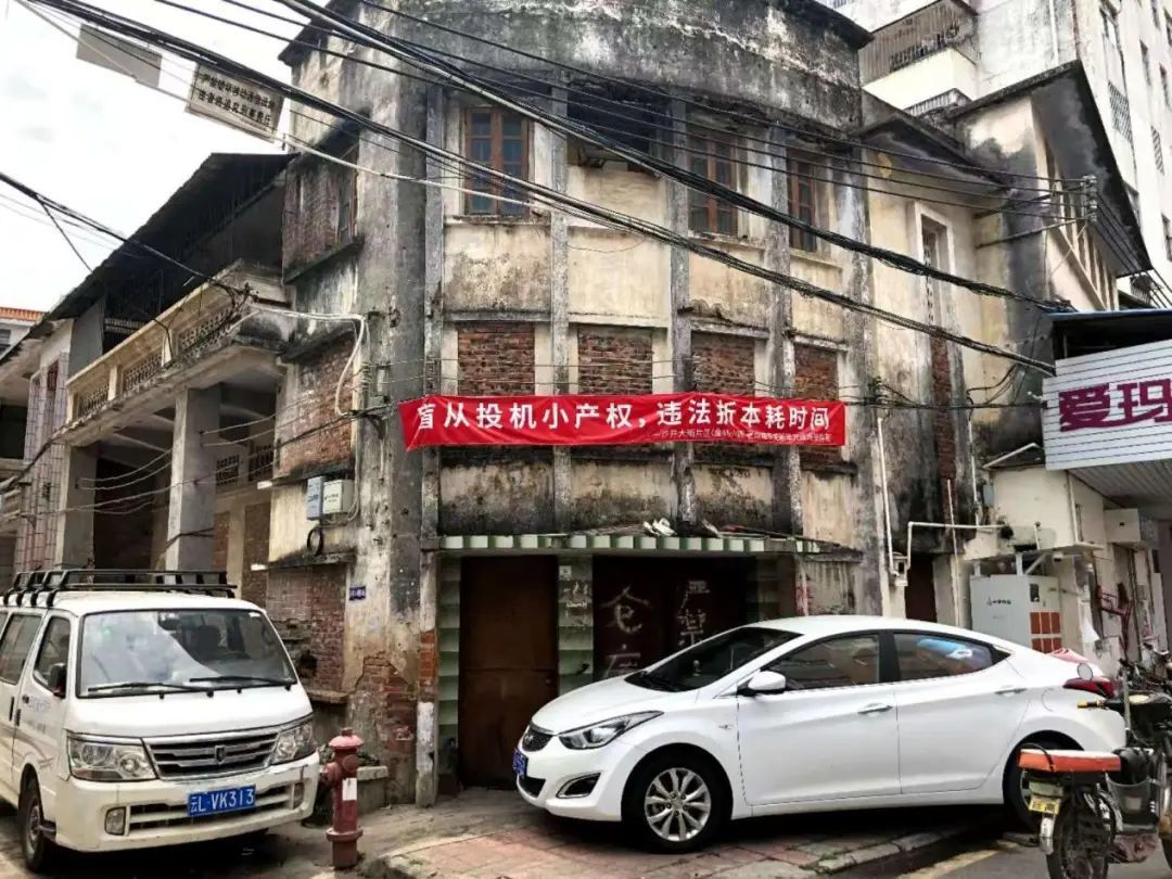 （深圳沙井片区打击小产权房买卖的标语 吴家明/摄）