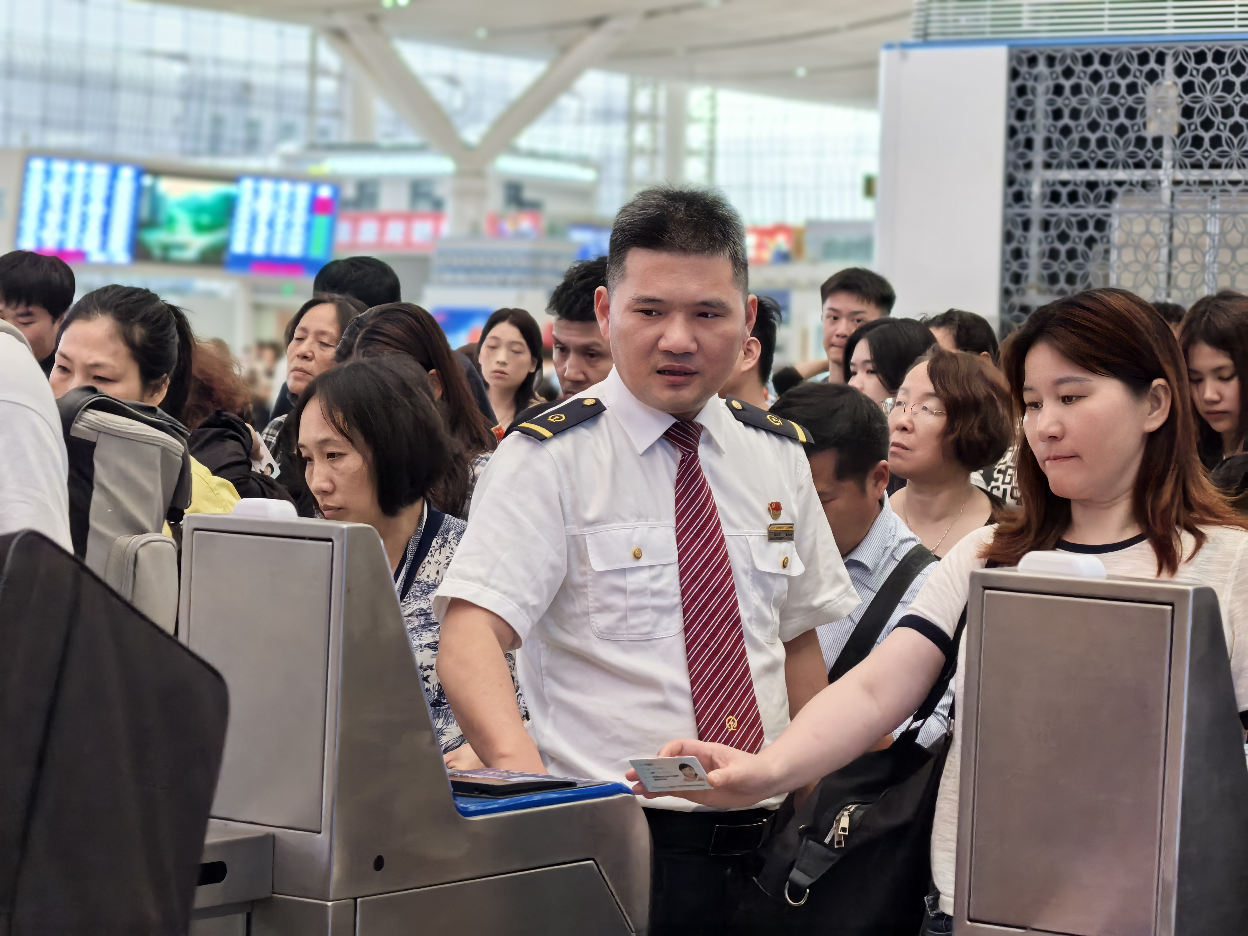 暑运前十天深圳铁路发送旅客264.1万人次