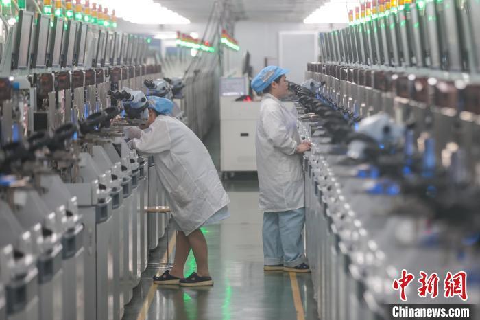 7月9日，江西省吉安市某公司工作人员在LED封装车间内进行作业。刘力鑫 摄