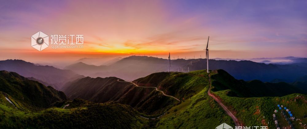 2025年7月7日，江西省吉安市万安县宝山乡天湖山坪峰山顶，清晨的早霞色彩斑斓，霞光万丈，绚丽无比，美得如梦如幻，令人陶醉。