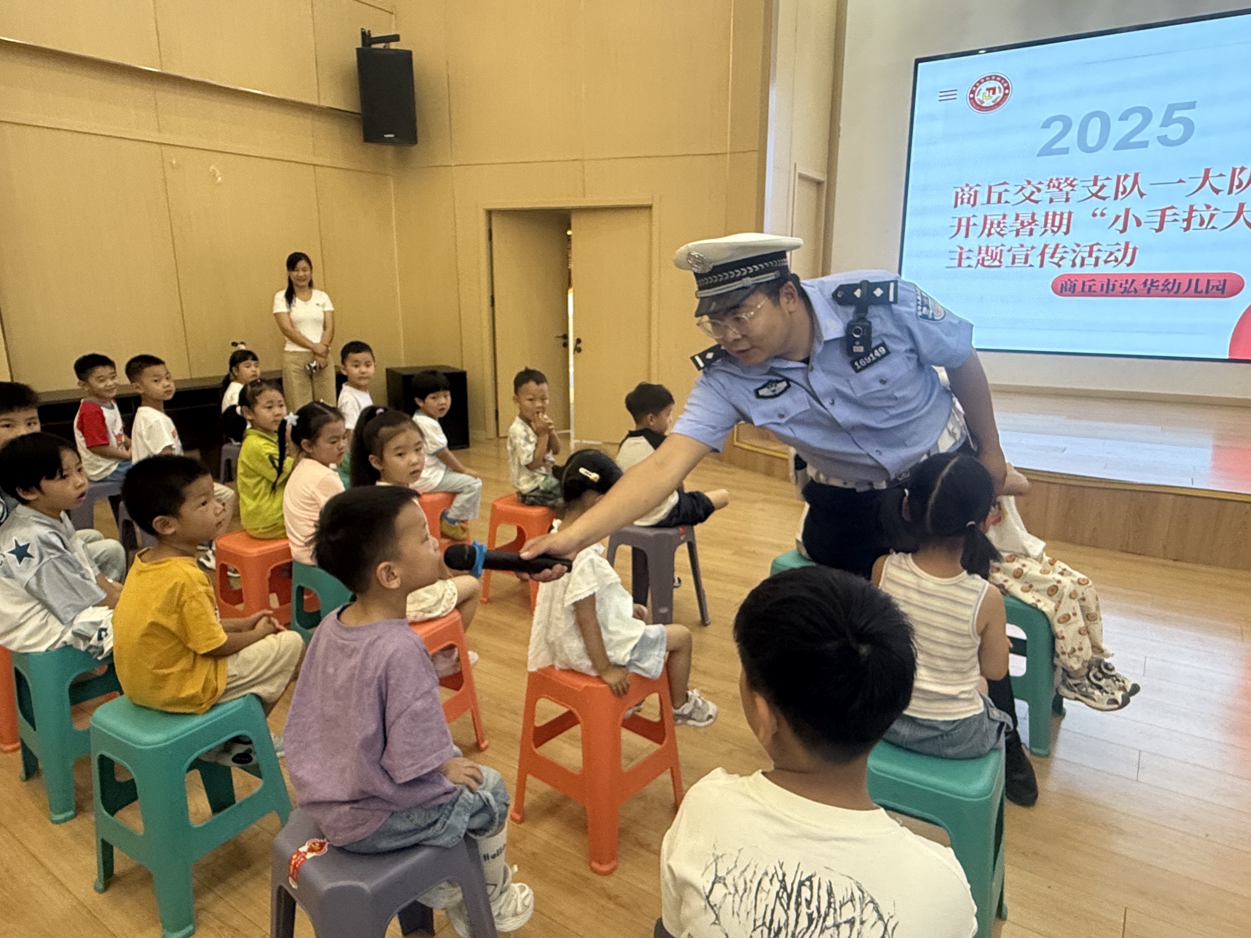 商丘交警開展暑期安全“童”行 文明交通“幼”見 “小手拉大手”主題宣傳活動(dòng)