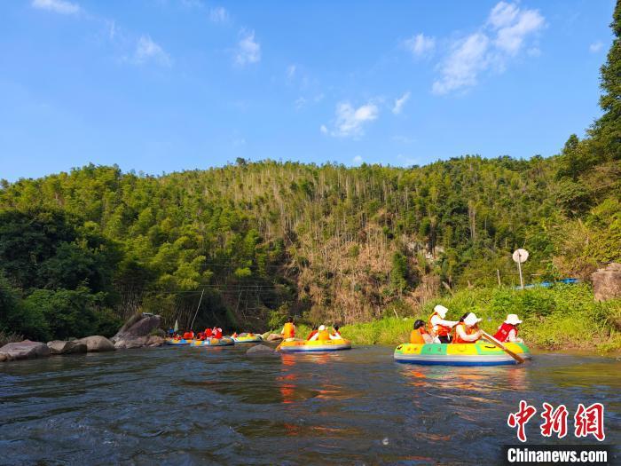 南昌遇40℃高温天 梅岭峡谷漂流迎游客体验消暑