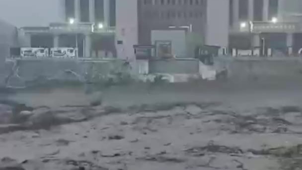 中尼边境口岸发生泥石流致17人失联，现场画面曝光