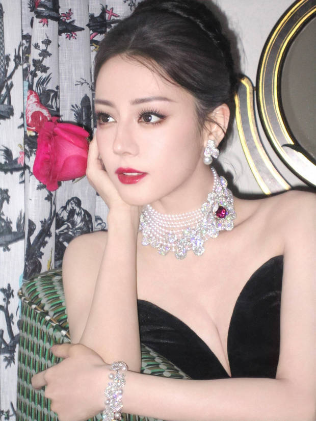 迪丽热巴美貌迷人!