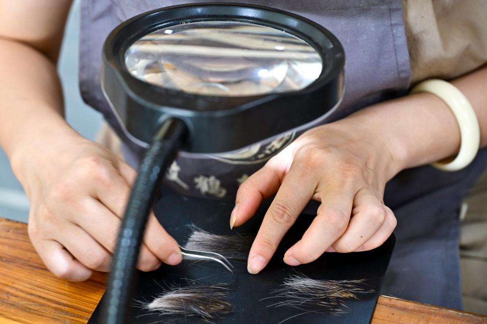 7月8日，制笔工匠在中国毛笔文化博物馆内展示传统毛笔制作技艺。