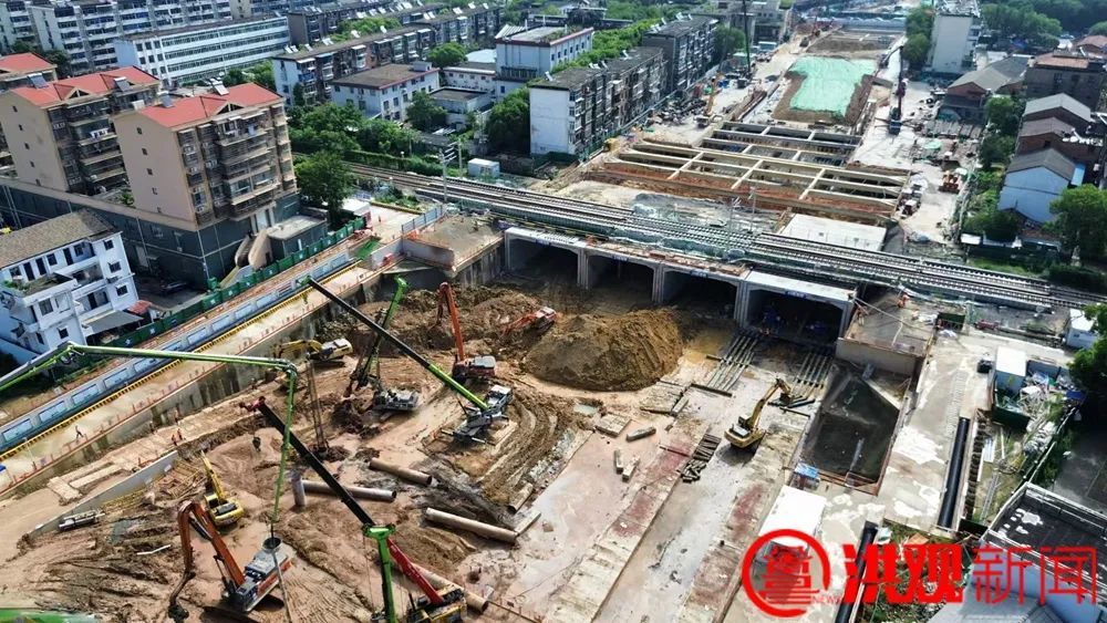 广州路下穿京九铁路隧道工程（涉铁部分）四孔框架桥顺利顶进完成