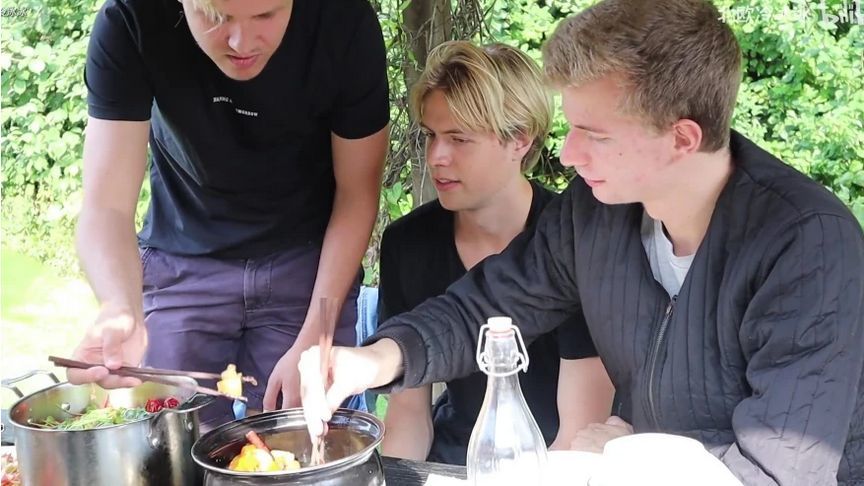 香辣多汁小龙虾和炖排骨，北欧堂弟为吃差点抢起来！连汤汁都嗦