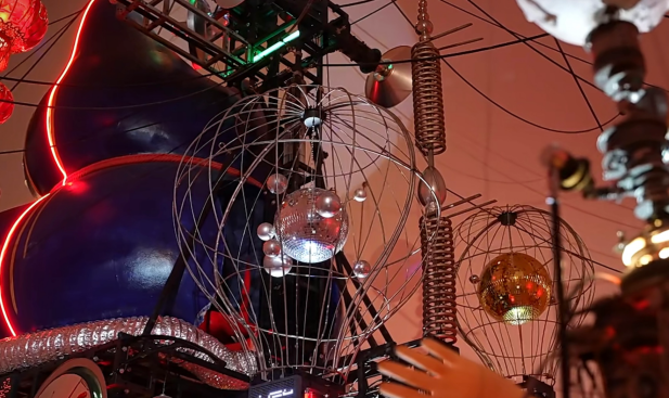 图1- 3 《妄想代理人》细节图片：工业材料