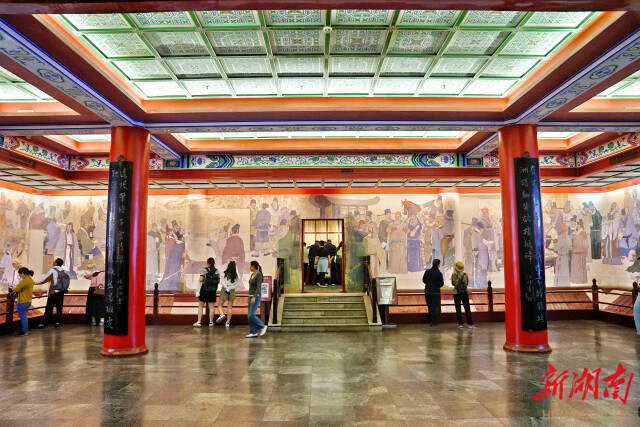 江峰青所作楹联悬挂于滕王阁东二厅入口。