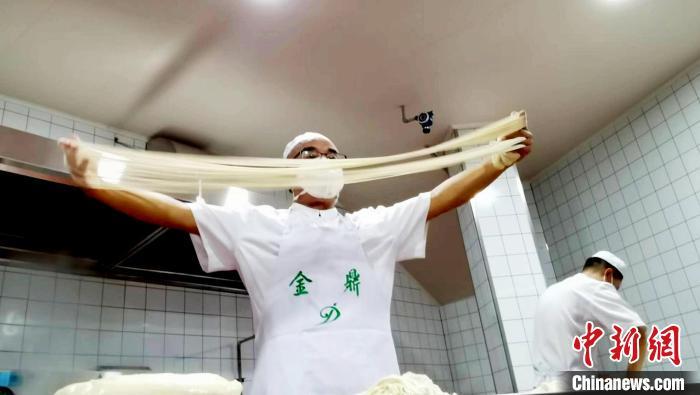2022年8月，兰州拉面师展示拉面技艺。（资料图）艾庆龙　摄
