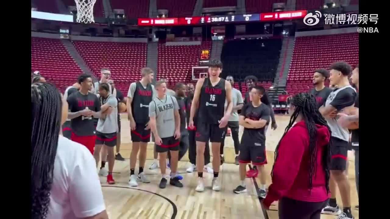 社交达人，杨瀚森在队友注视下为球队工作人员唱中文版生日歌