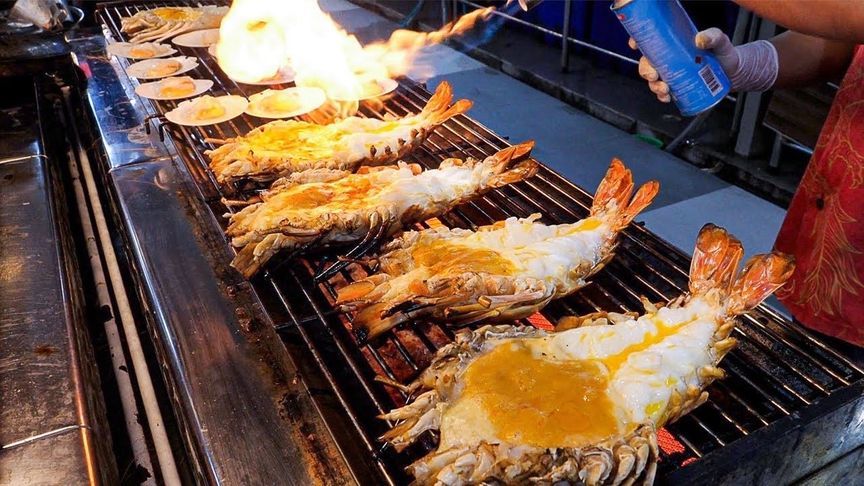 泰国曼谷的鱼市！尺寸吓人的烤虾，泰国街头小吃真香