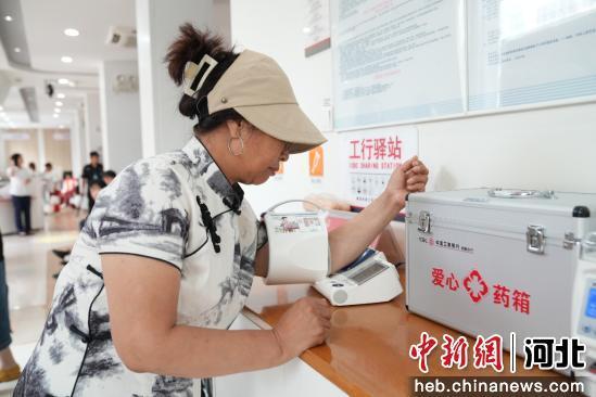 图为户外工作者在驿站内使用医疗设备。 董树科 摄