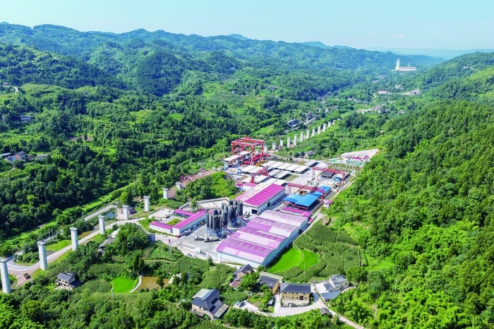 7月5日，由中铁十二局集团承建的渝万高铁江林村特大桥进入架梁施工作业阶段。渝万高铁是我国“八纵八横”高铁网包（银）海、京昆通道的组成部分，正线全长251公里，设计时速350公里。新华社图