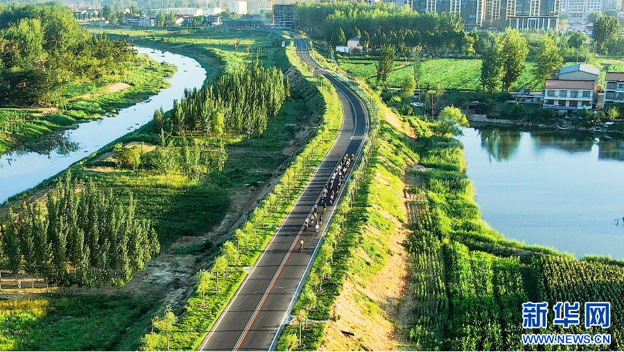 7月6日，河南省商丘市睢縣北湖景區，騎行愛好者正在進行騎行鍛煉。