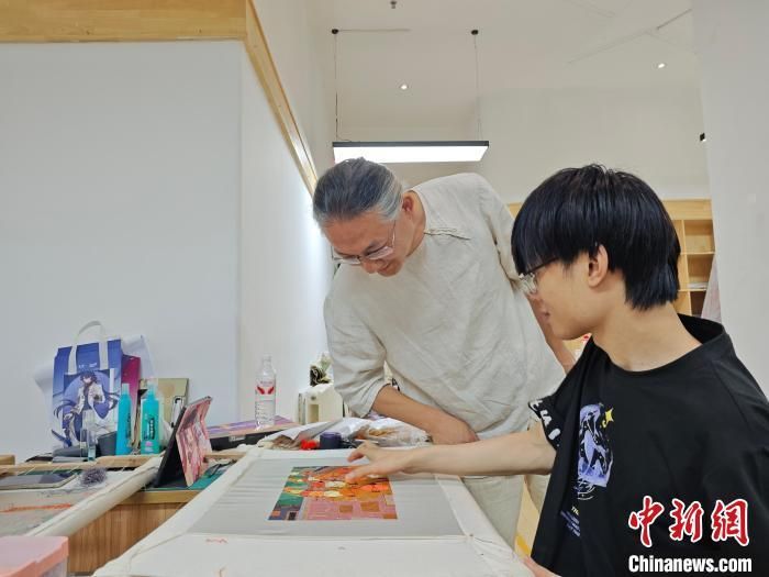 6月30日，张欣正在西安美术学院教学。杨英琦 摄