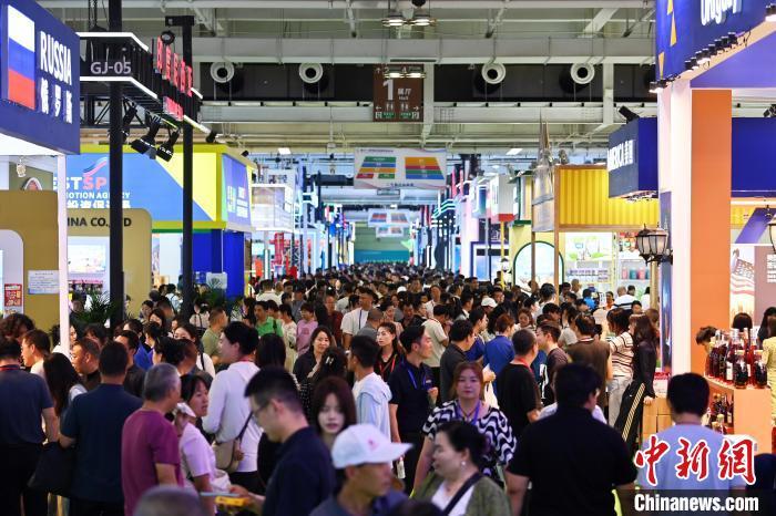 7月6日，第31届中国兰州投资贸易洽谈会在甘肃省兰州市开幕。图为客商在丝绸之路国际合作展区参观。九美旦增　摄