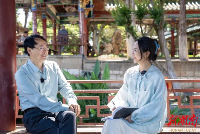 赵嘉鸿阐释长联的精妙之处。