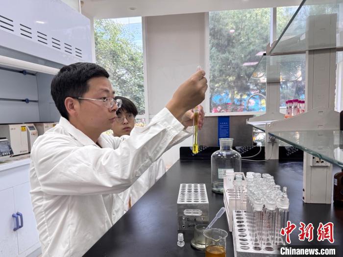 7月11日，中国富硒产业研究院硒文化展厅内的产品展示。　李一璠 摄