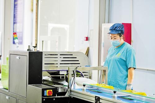 7月3日，在沽源县北麦生态农业有限公司，工人在加工藜麦产品。方 旭摄