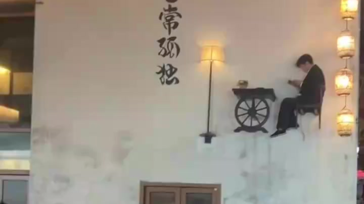 景区回应孤独看书NPC走红：椅子是加固的，每场演出10分钟左右