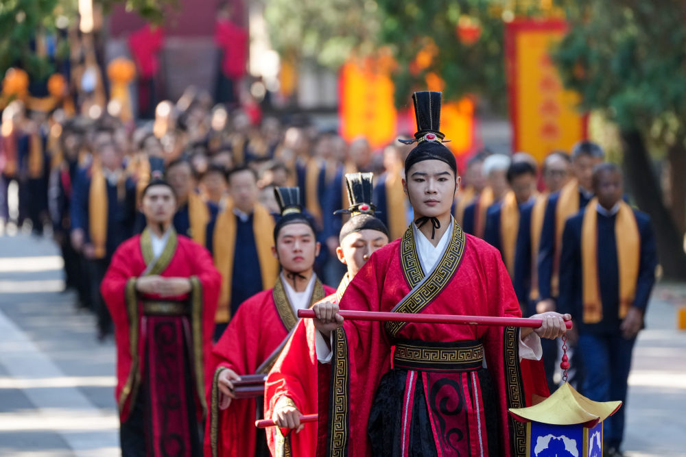 作为国际孔子文化节的活动之一，2024甲辰年公祭孔子大典在“孔子故里”山东曲阜孔庙举行，纪念孔子诞辰2575周年。这是演职人员引导参祭嘉宾步入曲阜孔庙（2024年9月28日摄）。