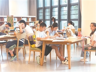 在省图书馆，孩子在家长的陪伴下阅读、学习