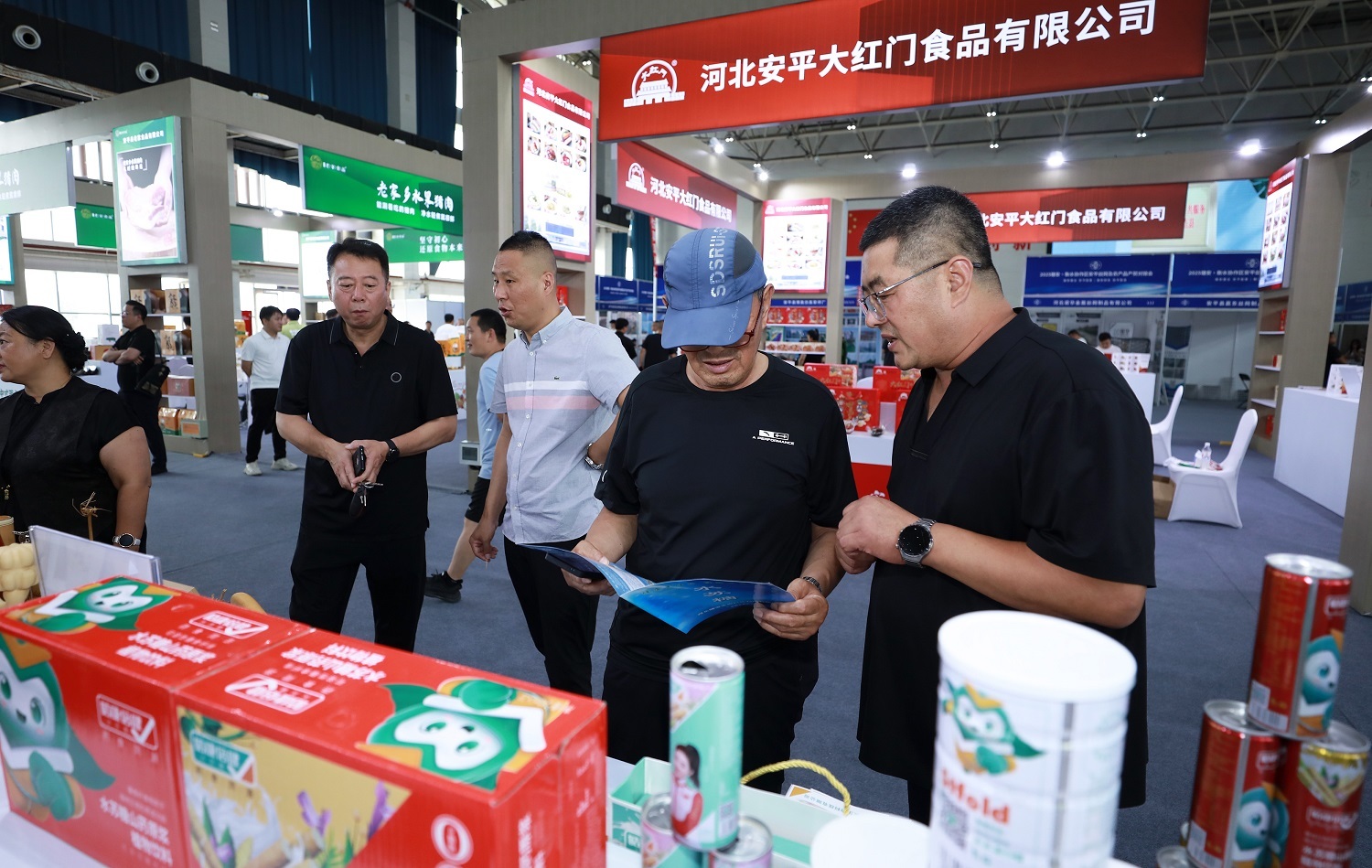 7月10日，客商参观现场展出的农产品。陈月振 摄