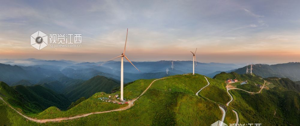 2025年7月7日，江西省吉安市万安县宝山乡天湖山坪峰山顶，清晨的早霞色彩斑斓，霞光万丈，绚丽无比，美得如梦如幻，令人陶醉。
