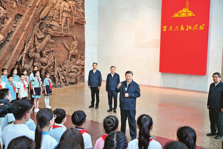 7月7日至8日，中共中央总书记、国家主席、中央军委主席习近平在山西考察。这是7日下午，习近平在位于阳泉市狮脑山的百团大战纪念馆考察时，同前来参观的青少年学生和纪念馆工作人员亲切交流。新华社记者殷博古摄