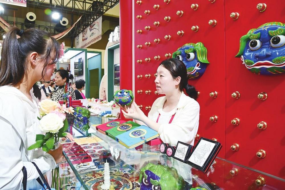 兰州市博物馆推出的“兰小五”系列文创产品吸引参观者驻足选购　本版照片均由新甘肃·甘肃经济日报记者　瞿娟　慑