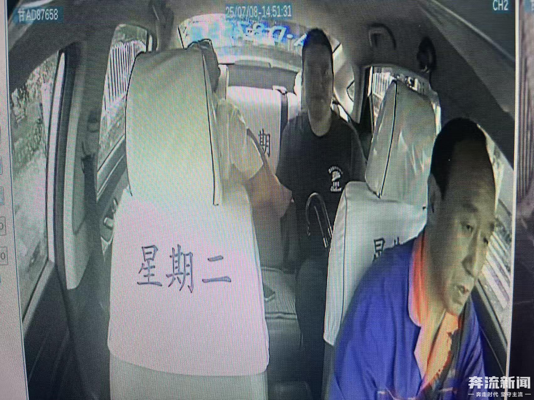 乘客肾结石发作　的哥暴雨中连闯红灯免费送医