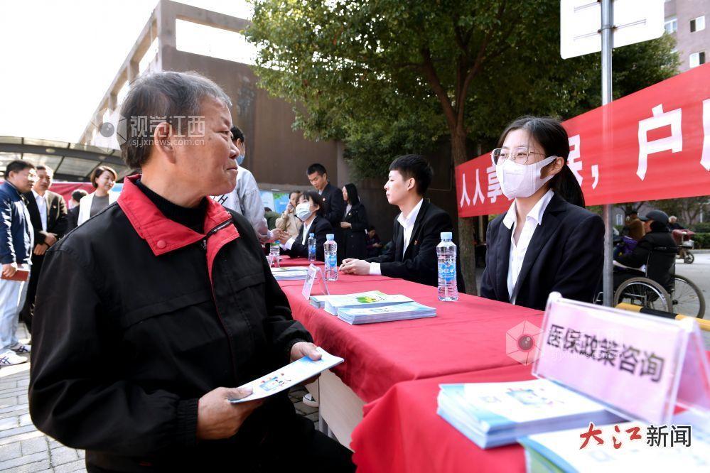 医保宣传进社区(邱业成 摄)