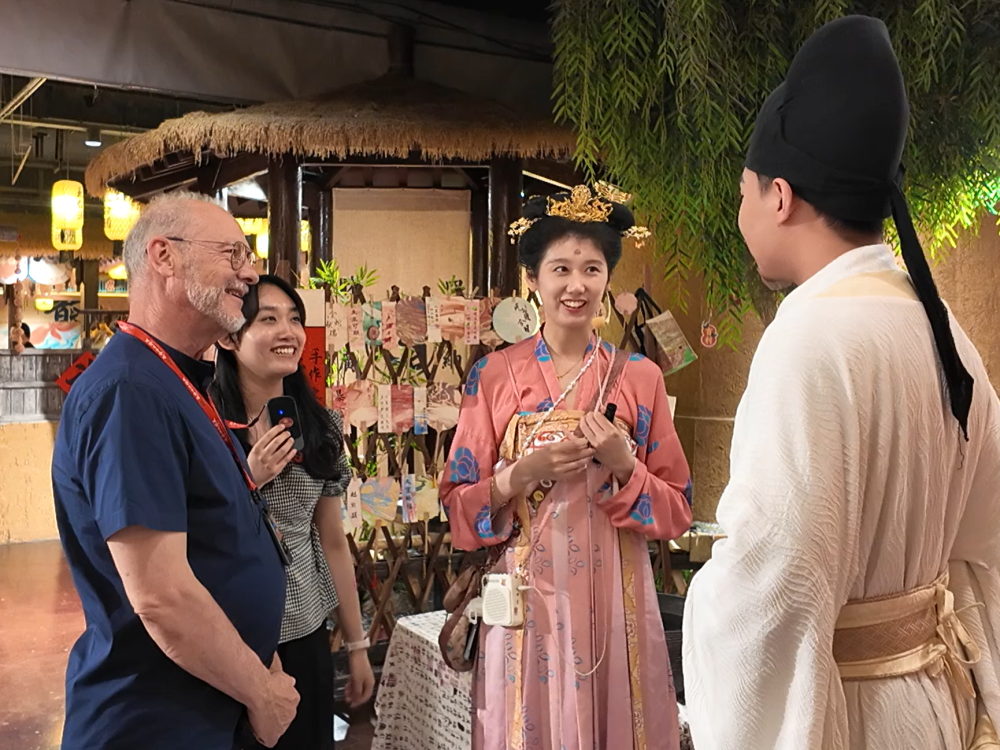 7月7日,参加全球文明对话部长级会议的嘉宾在陕西西安的长安十二时辰主题街区参观。新华社记者 付瑞霞 摄