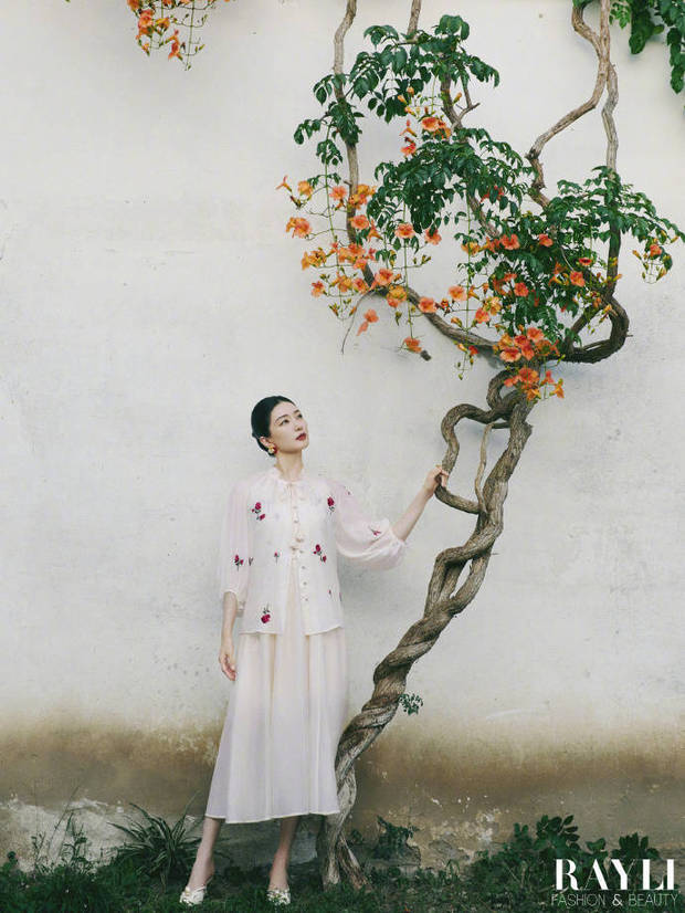 江疏影白裙典雅婉约。