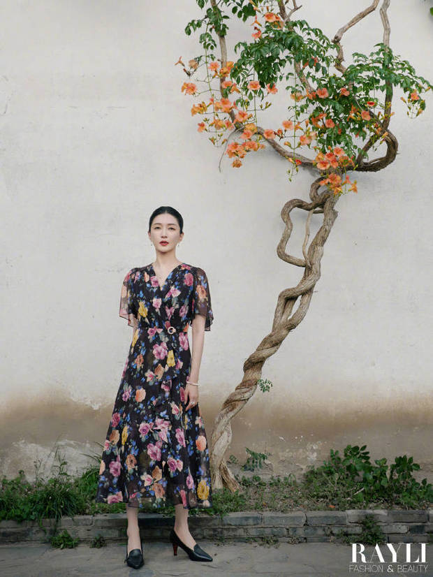 江疏影穿碎花连衣裙。
